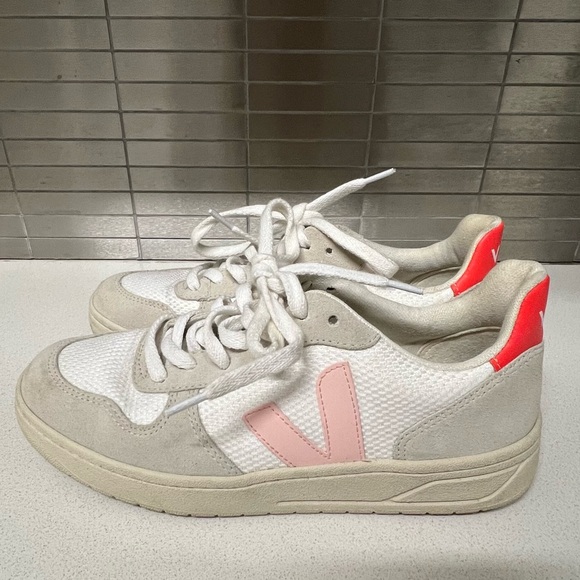 Veja Sneakers - Picture 3 of 8
